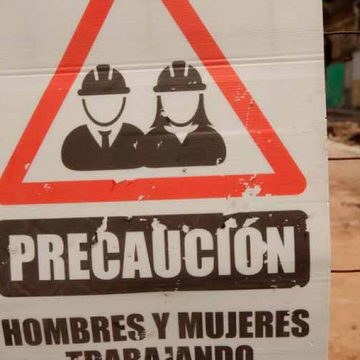 Hombres y mujeres trabajando