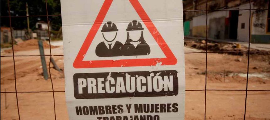 Hombres y mujeres trabajando