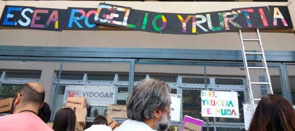 Protesta frente a la sede del Rogelio Yrurtia