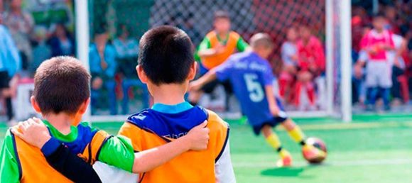 Niños jugando al fútbol