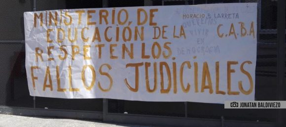 La comunidad educativa del Rogelio Yrurtia reclama las vacantes