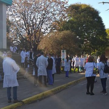 Trabajadores del Hospital Santojanni reclaman materiales de protección