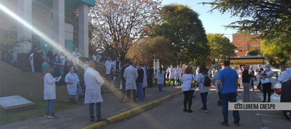 Trabajadores del Hospital Santojanni reclaman materiales de protección