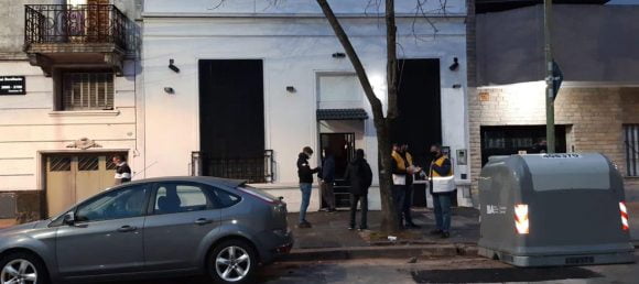 Allanaron un establecimiento que ofrecía servicios sexuales en Parque Avellaneda