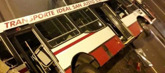 Cayó un colectivo desde un puente de General Paz a la altura de Mataderos
