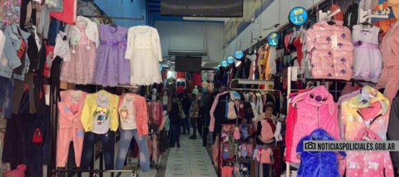 Liniers: secuestraron más de 1800 prendas de ropa de marcas falsificadas