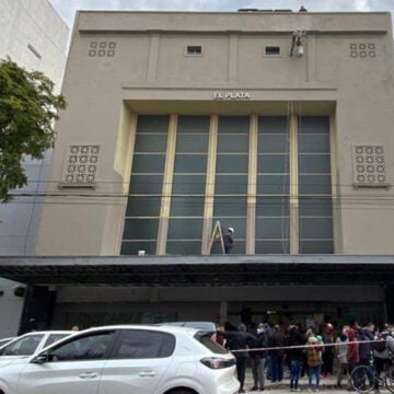 Suelta de globos por la reapertura del Cine El Plata