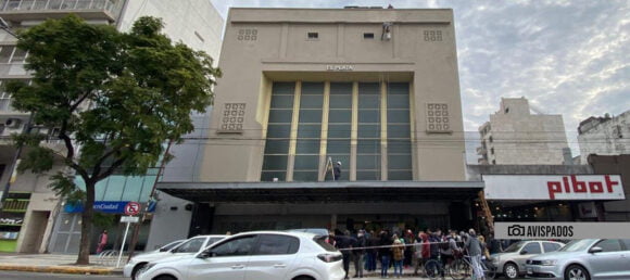 Suelta de globos por la reapertura del Cine El Plata