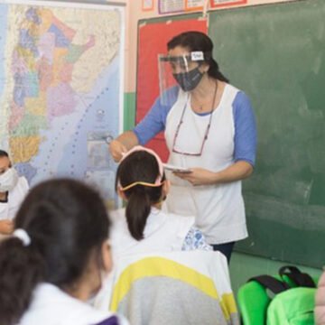 Dejará de ser obligatorio el uso de tapabocas en las escuelas