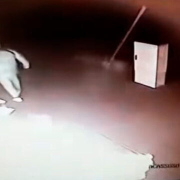 Incendiaron la puerta de una inmobiliaria de Liniers