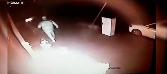 Incendiaron la puerta de una inmobiliaria de Liniers