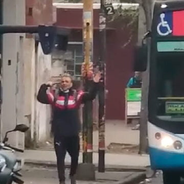 Un hombre se atrincheró con un arma en un colectivo en General Paz y Eva Perón