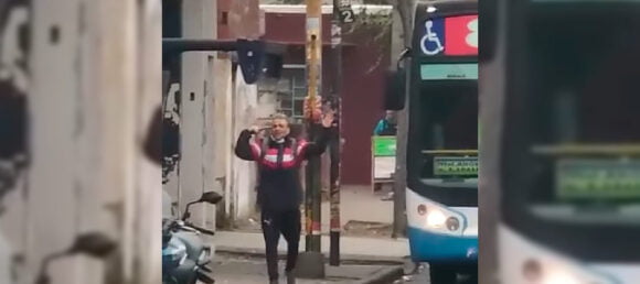 Un hombre se atrincheró con un arma en un colectivo en General Paz y Eva Perón