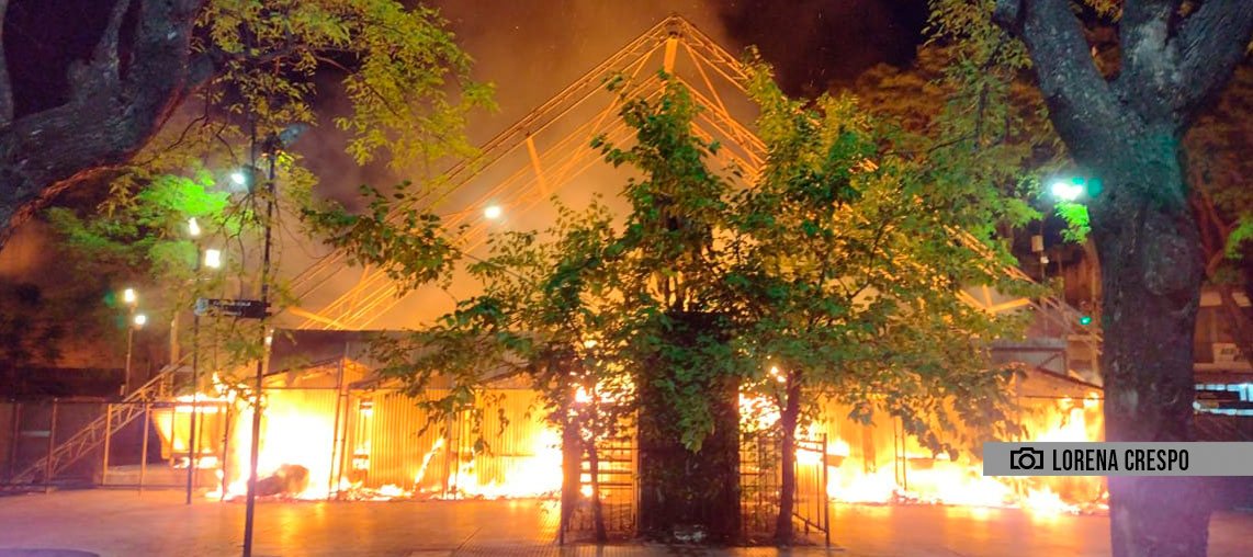 2403 Se incendió el escenario de la Feria de Mataderos