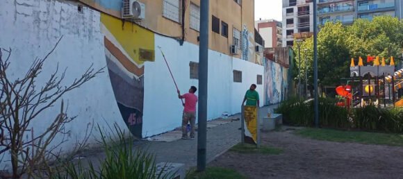 Comuneros repudiaron el blanqueamiento del mural de Plaza Isidora