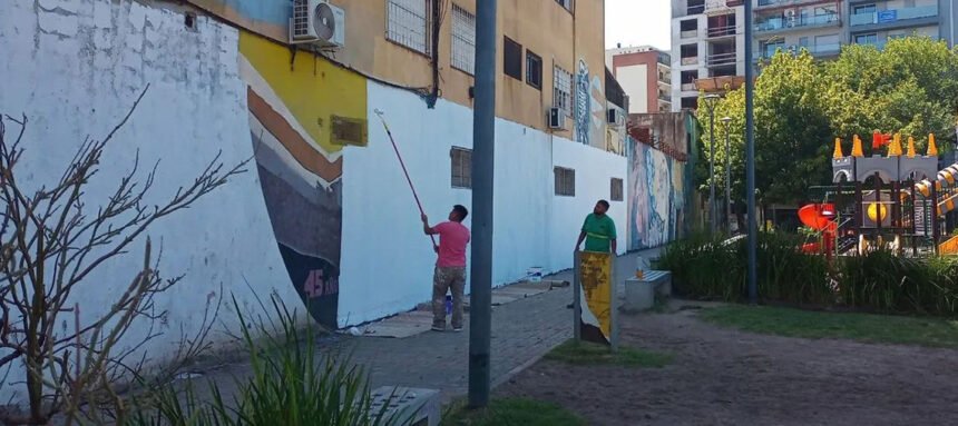 Taparon el mural de Plaza Isidora, declarado de interés por la Legislatura