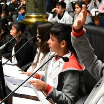 Estudiantes piden cambiar el nombre de un colegio de Mataderos