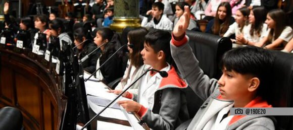 Estudiantes piden cambiar el nombre de un colegio de Mataderos