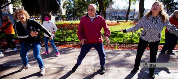 Actividades al aire libre para la tercera edad en la Comuna 9