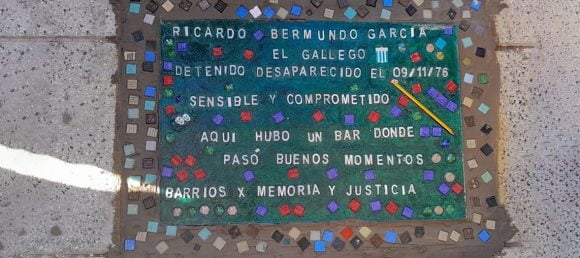 Baldosa en memoria de Ricardo Garcia, colocada por la Comisión por la Memoria, la Verdad y la Justicia de Liniers, Mataderos y Villa Luro