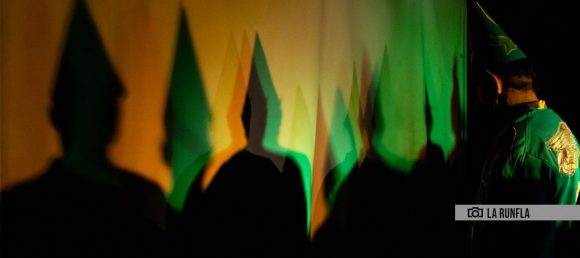 Obra 𝑺𝒐𝒎𝒃𝒓𝒂𝒔 𝒅𝒆𝒍 𝒉𝒐𝒍𝒐𝒈𝒓𝒂𝒎𝒂 𝒐 𝑳𝒖𝒛 𝒅𝒆 𝒍𝒐𝒔 𝒂𝒃𝒓𝒂𝒛𝒐𝒔 del grupo de teatro callejero La Runfla