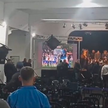 Sillazos e insultos en la última asamblea de Vélez