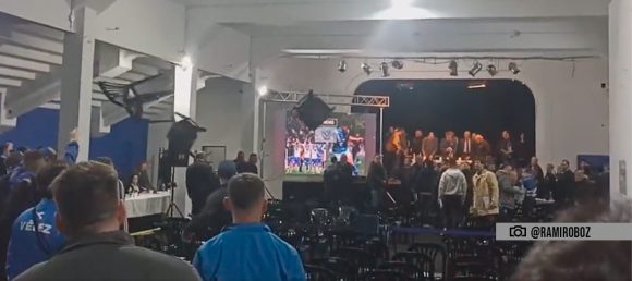 Sillazos e insultos en la última asamblea de Vélez