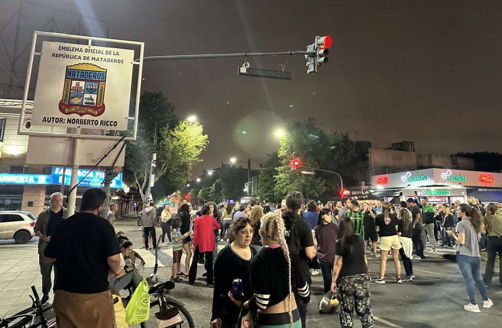 Vecinos de Mataderos caceroleando en la esquina de Avenida Alberdi y Murguiondo