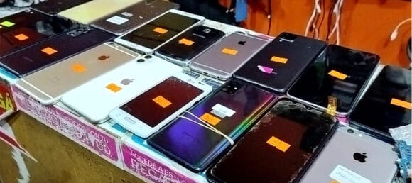 Allanaron una cueva de celulares en Liniers y secuestraron 81 equipos robados