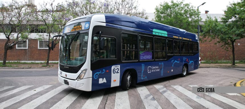 Comenzó a funcionar el sistema multipago en los primeros colectivos porteños