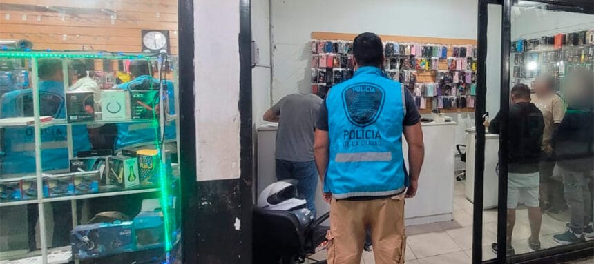 Secuestraron más de 100 celulares en una galería de Liniers