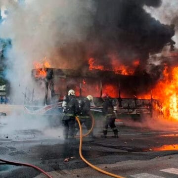 Se incendió un colectivo en Parque Avellaneda y el chofer debió ser asistido