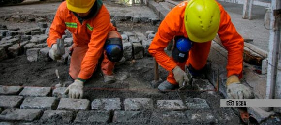 El plan de adoquinado porteño llega a la Comuna 9