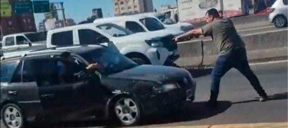 Un policía le apuntó a un conductor en plena General Paz
