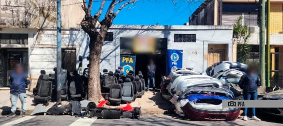 Desmantelaron depósitos de autopartes robadas en Parque Avellaneda y Flores
