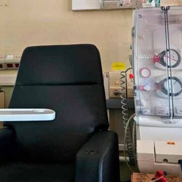 Quirós visitó el Santojanni y presentó nuevos sillones para el servicio de hemodiálisis,