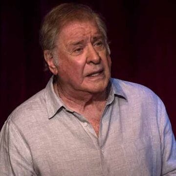 Luego de un gran debut, llega el unipersonal de Arturo Puig al Cine Teatro El Plata