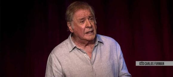 Luego de un gran debut, llega el unipersonal de Arturo Puig al Cine Teatro El Plata