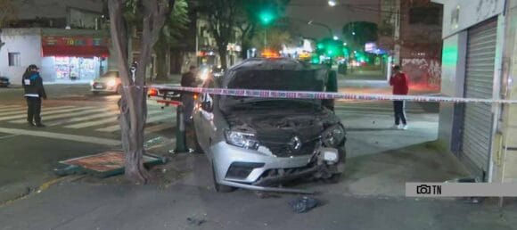 Mataderos: Persiguió a los ladrones que entraron en su casa y chocó