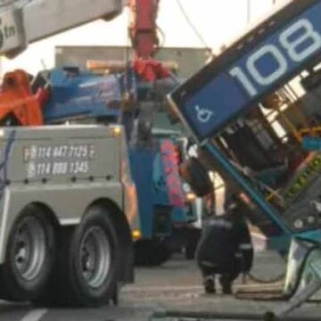 Chocó un colectivo en General Paz y quedó sobre el muro divisorio
