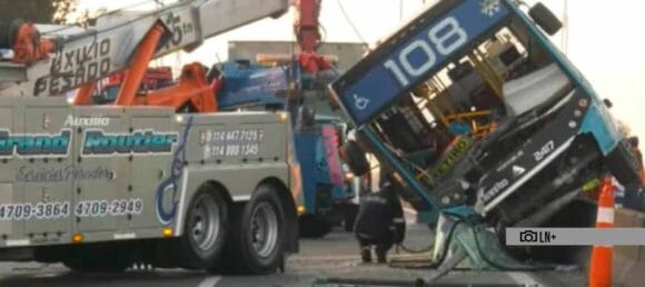 Chocó un colectivo en General Paz y quedó sobre el muro divisorio