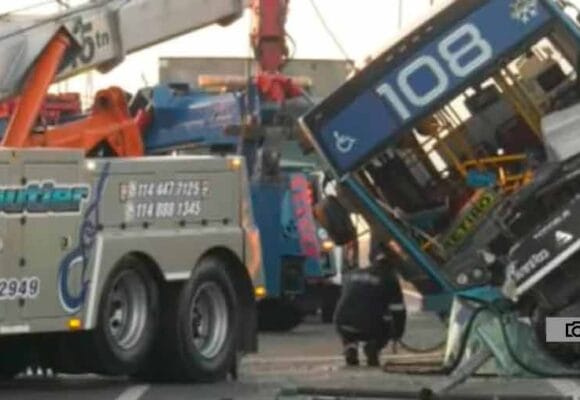 Chocó un colectivo en General Paz y quedó sobre el muro divisorio