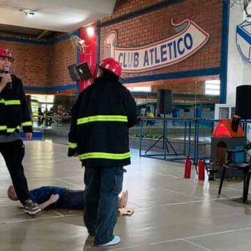 Bomberos de la Ciudad presentaron una obra teatral en Vélez
