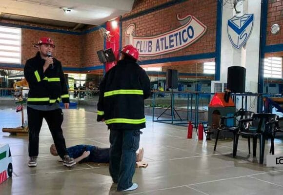 Bomberos de la Ciudad presentaron una obra teatral en Vélez