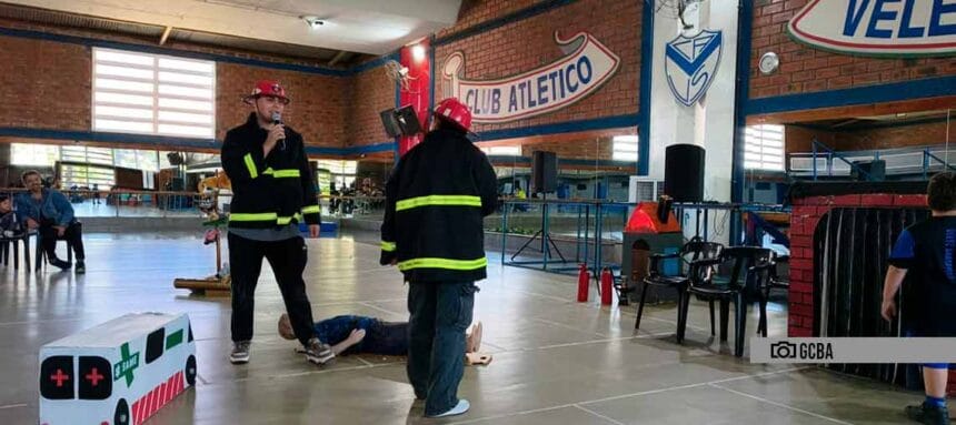 Bomberos de la Ciudad presentaron una obra teatral en Vélez