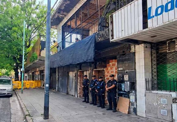 Desalojaron locales tomados en la Galería Alberdi